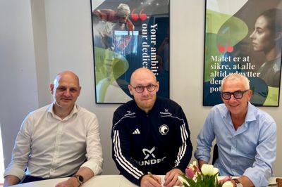 Her er den nye cheftræner Dennis Bo Jensen i midten, mens direktør Jesper Schou er til venstre og den nye sportschef Peter Berthelsen er til højre.