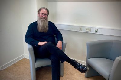 Skoleleder Kristian Stride er glad for muligheden for at hente møbler hos det nye kommunale koncept, Møbelringen.