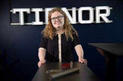 Med en ph.d. i astrofysik fra anerkendte universiteter i Skotland og England lå det ikke lige i kortene, at Josefine Gaarn skulle ende i stålbranchen. Men i dag bruger hun sine analytiske kompetencer til at skabe struktur og understøtte salgsprocesserne hos Tibnor i Silkeborg.