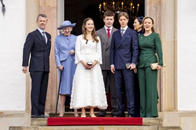 Kongefamilien, som her ses ved prins Vincents og prinsesse Josephines konfirmation i Fredensborg Slotskirke lørdag 18. april 2026, har fået for mange penge udbetalt sidste år, oplyser Statsministeriet.