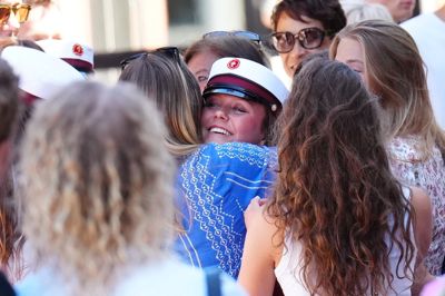 Prinsesse Isabella fik et kram fra sin mor, dronning Mary, da prinsessen tirsdag fik studenterhuen på hovedet på Øregård Gymnasium.