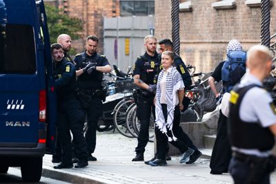 Den propalæstinensiske bevægelse Studerende mod Besættelsen stod bag en aktion 4. september 2024 på Københavns Universitet i Krystalgade. Blandt de anholdte var den svenske klimaaktivist Greta Thunberg, som onsdag skal for retten.