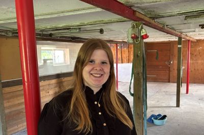 Der bliver blandt andet tre meter til loftet, når først Lonni Vejling Høgh og hendes mand er færdige med at renovere den gamle staldbygning, der bliver forvandlet til et moderne fotostudio for LVH Foto.