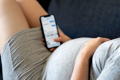 Gravide kan fremover tilgå en app, der samler oplysninger fra deres besøg i sundhedsvæsenet. Appen hedder »Min Graviditet« og skal erstatte den såkaldte vandrejournal.