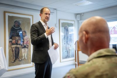 Forsvarsminister Jeppe Bruus (S) og regeringen har besluttet, at der skal udsendes værnepligtige til Grønland.