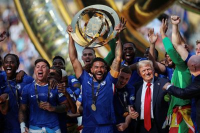 Donald Trump blev stående på scenen, da han havde overrakt trofæet til Chelsea ved klub-VM sidste år.