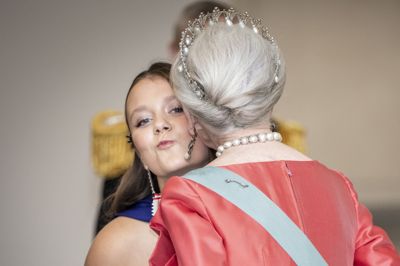 Prinsesse Isabella og dronning Margrethe hilser på hinanden til kronprins Christians 18-års fødselsdag i 2023.