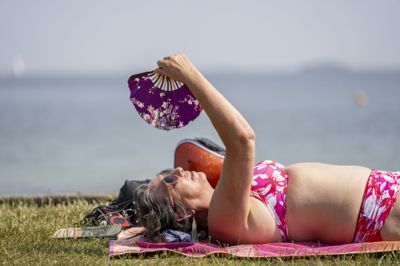 Ifølge DMI er der tale om en hedebølge, når gennemsnittet af de højeste temperaturer over tre sammenhængende dage overstiger 28 grader.