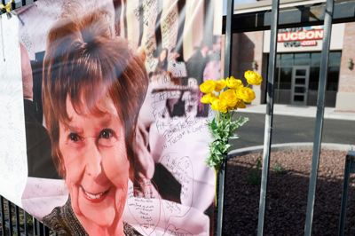 Nancy Guthrie, som er mor til en kendt amerikansk tv-vært, forsvandt fra sit hjem tidligere på året. Et brev, som blev sendt til medier få dage efter bortførelsen, tyder på, at hun er død, skriver CNN.