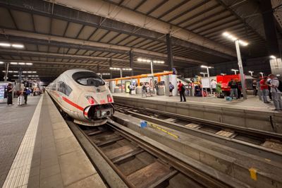 Et tog holdt stille på togstationen i München, efter at det tyske jernbaneselskab Deutsche Bahn tirsdag aften indstillede togtrafikken på tværs af landet efter en systemfejl. Togene begyndte natten til onsdag at rulle igen.