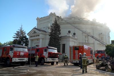 Havnebyen Sevastopol på den russisk-annekterede Krim-halvø er flere gange blevet udsat for ukrainske angreb. 10. juni kæmpede brandfolk med at slukke en brand på et museum i byen efter et luftangreb.