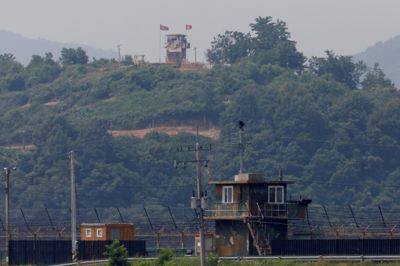 En nordkoreansk holder i juni 2020 vagt ved en vagtpost på den nordkoreanske side af grænsen mellem de to lande.