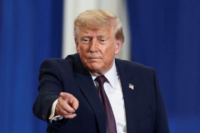 Donald Trump mener, at de amerikanske olieselskaber kræver for mange penge ved tankstationerne.