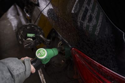 Prisen på benzin og diesel er faldet, i takt med at optimismen i fredsforhandlingerne mellem Iran og USA er steget.