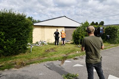 En personbil kørte omkring midnat ind i et hus i Skjoldhøjparken i Tilst. En beboer i huset er afgået ved døden.