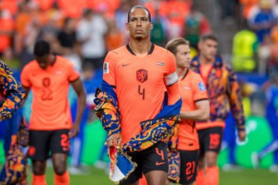Det hollandske landshold med anfører Virgil van Dijk i spidsen fører i øjeblikket sin gruppe ved VM i fodbold.
