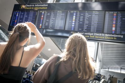 Flere end nogensinde ventes denne sommer at flyve fra Københavns Lufthavn. Flere teknologier giver håb for, at luftfarten i fremtiden kan blive klimaneutral - som el- og brintfly og bio- og elektrobrændstoffer.
Men som det ser ud nu, er teknologierne forholdsvist umodne, dyre og ressourcekrævende, lyder det fra Klimarådet.