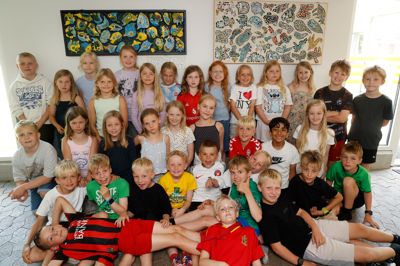 2.A og 2.B på Engbjergskolen i Snejbjerg har i fællesskab lavet mosaikværket, som hænger på væggen til højre. Det har fået en fremtrædende plads tæt ved skolens indgang og hænger ved siden af et andet værk, som de nuværende 5. klasse-elever tidligere har lavet.
