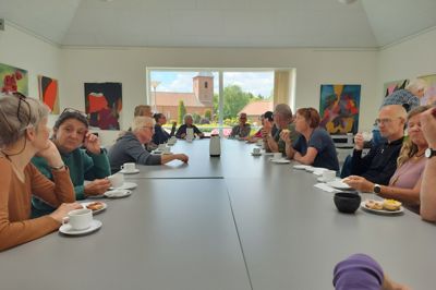 Himmelske Dage i Silkleborg 2025. Pillegrimme fra Viborg på kaffepause ved Ehngesvang Kirke.