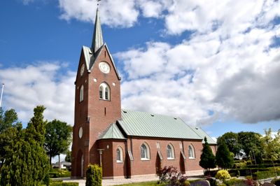 Isenvad Kirke er en af de to lokale kirker, der har status som vejkirke og dermed er med i Kirkefondets folder over 431 danske vejkirker.