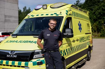 29-årige Jonas Ejsing Rokkjær har været færdiguddannet ambulancebehandler i halvandet år. Nu arbejder han hos Falck i Herning.