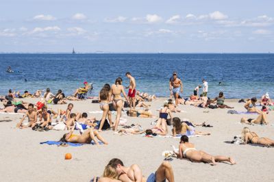 Der kan blive trængsel på de danske strande i weekenden, hvor temperaturen mange steder vil nå over 30 grader ifølge et nyt varsel fra DMI.