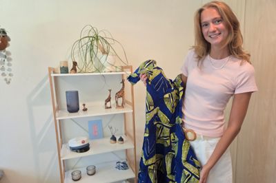 20-årige Julie Damgaard er netop vendt hjem fra Tanzania, hvor hun siden januar har været volontør på et børnehjem. Med sig har hun både mange minder og mange effekter. Blandt andet denne søndagskjole, som hun glæder sig til også at bruge i Danmark.