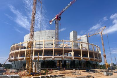 Det kommende Grundfos-hovedsæde er ved at tage form og beton-kernerne er nået op i fuld højde. Byggeriet ventes at være klar til indflytning i 2028.
