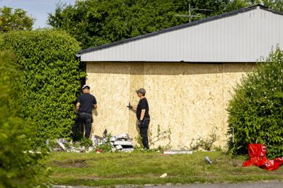 En personbil kørte sent tirsdag aften frontalt ind i et parcelhus i Tilst. En 64-årig kvinde afgik ved døden i ulykken.