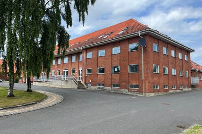 Hammerum Bibliotek flyttede med til Lindbjergskolen, da Hammerum-Gjellerup Hall'n blev udbygget. Siden har der været et reolmarked, der er flyttet igen, men nu rykker kæden Sport og Fitness ind i lokalerne.