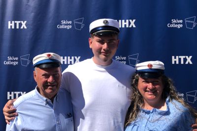 Tre generationer med hhx-huen: Finn Christiansen, barnebarnet Marinus Schiøler Nielsen og Finns datter, Helle Schiøler Nielsen.