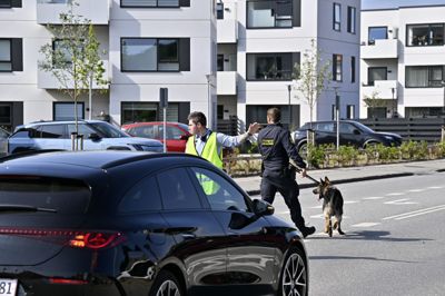 Den formodede gerningsmand bag et knivoverfald på en kvinde i Ebeltoft blev anholdt blandt andet med hjælp fra vidner. Politiet er onsdag på gerningsstedet.