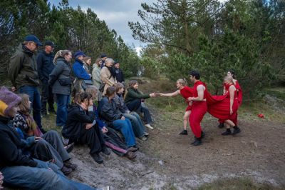 FLOK. Vandreforestilling i Nationalpark Thy med mere end 100 frivillige Limfjordsteatret Foto: Lars Horn / Baghuset Dato: 16.06.26