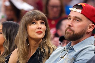 Popstjernen Taylor Swift og NFL-spilleren Travis Kelce blev forlovet i august sidste år.
