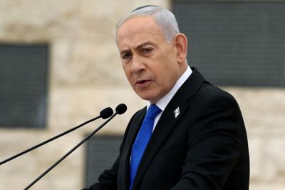 Benjamin Netanyahu er den første siddende israelske premierminister, som er i retten i en korruptionssag.