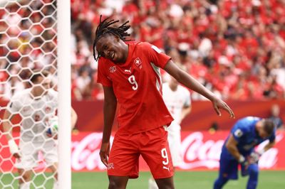 Johan Manzambi bragte Schweiz afgørende foran med sin 2-0-scoring.