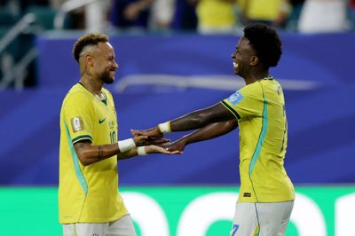 Vinicius Junior (til højre) fejrer Brasiliens sejr over Skotland med Neymar, som fik comeback for det brasilianske landshold for første gang siden 2023.