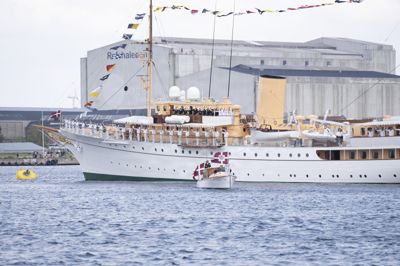 Kongeskibet »Dannebrog« har deltaget i eftersøgningen af en ung mand, som savnes efter kæntring af jolle ved Langeland. Skibet ses her sidste sommer i Københavns Havn.