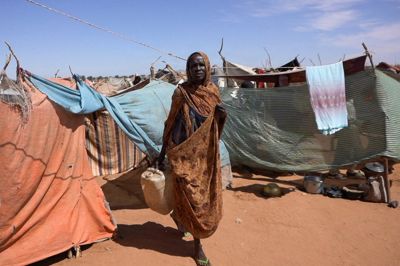 En sudanesisk kvinde, som er blevet internt fordrevet, i en flygtningelejr i Tawila i Norddarfur.