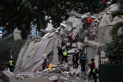 Billeder fra Venezuelas hovedstad, Caracas, viser sammenstyrtede bygninger og redningsfolk, som leder i murbrokkerne. Onsdag aften lokal tid har to jordskælv ramt det sydamerikanske land.