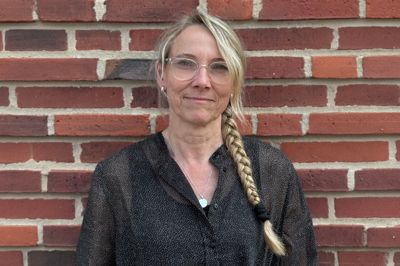 Som stabsdirektør bliver Ellen Dissing ansvarlig for økonomi, it, løn, personale, HR, jura, kommunikation, indkøb og intern service. Mod bopæl på en gård ved Stubbergård Sø er hun glad for naturen og kører også motorcykel.