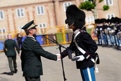 Garder Benjamin Høye Thestrup får overrakt »Kongens Ur« af kong Frederik. Historien bag uddelingen af »Kongens Ur« går tilbage til 1970, hvor det første gang blev overrakt i anledning af kong Frederik IX's 70-års fødselsdag.