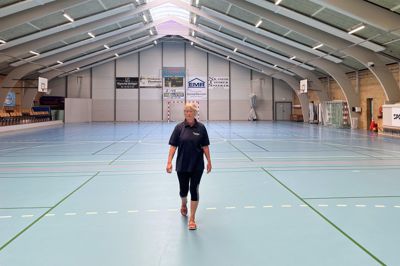 Nørre Snede Hallen er fra 1973, og selv om den virker rummelig, så er der behov for mere plads. Der er kommet mange flere redskaber i tidens løb, fortæller halbestyrer Winnie Hansen, der her ses i hallen.