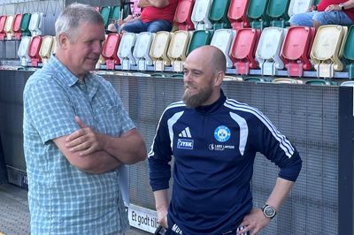 Kent Nielsen og Morten Dahm Kjærgaard får sig her en snak på Jysk Park tidligere på ugen. Den afgående SIF-træner er den, der får set mest fodbold fra VM af de to.