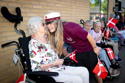 Det var Emilie Frost, der havde taget initiativ til, at hun og klassen skulle køre forbi plejecentret, hvor hun arbejder som afløser.