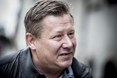 Jesper Laustrup Nielsen, bedre kendt som Kasi-Jesper, har anlagt en civil sag mod smykkekoncernen Pandora. Retten på Frederiksberg har frifundet Pandora.