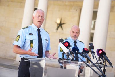 Søren Thomassen, chefpolitiinspektør (til venstre), og Mads Helios, politiinspektør, fortæller om anmeldelser af droneobservationer over Københavns Lufthavn sidste år ved en pressebriefing på Politigården i København.