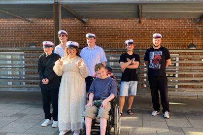 En flok glade STU-studenter. Øverst fra venstre er det Tobias Olin Mathiesen, Sebastian Kjær Petersen, Jakob Dragsdal Jepsen og Christoffer Lindgaard Hartmann. Nederst fra venstre er det Nicoline Maja Münsberg, Chaymaa Omar Chawaf og Felix William Henriksen.