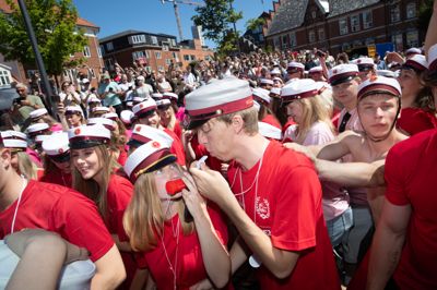 Gensynsglæden var stor mellem de mange studenter fra Silkeborg Gymnasium, der torsdag mødtes på Bindslevs Plads til dans om Drewsen-statuen. Humøret var i top, og plastikfløjterne blev flittigt brugt. Huerne var endnu hvide og pæne - det er nok anderledes, når ugen er omme.