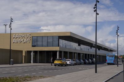 Aarhus Airport ligger ved Tirstrup, omkring 40 kilometer fra centrum af Aarhus.